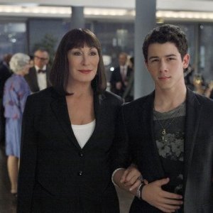 Anjelica Huston e Nick Jonas, guest star del quarto episodio di Smash