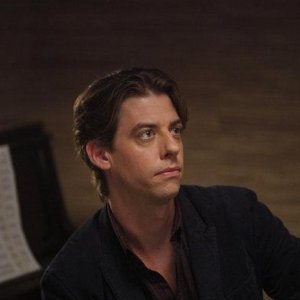 Christian Borle nel ruolo del musicista Tom Levitt nell'episodio Senza inibizioni di Smash