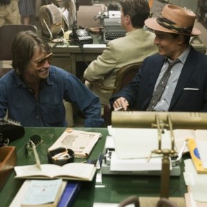 Diario del desiderio: Johnny Depp sorride sul set del film insieme al regista Bruce Robinson