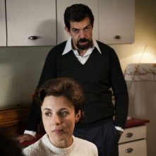 Romanzo di una strage: Pierfrancesco Favino e Michela Cesconin una scena del film
