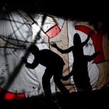 Sàmara: una suggestiva scena del film che immortala un disegno su tela e delle ombre