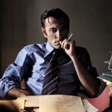 Valerio Mastandrea è un pensieroso Luigi Calabresi in un'immagine di Romanzo di una strage