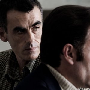 Valerio Mastandrea insieme a Thomas Trabacchi in una scena di Romanzo di una strage