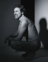 Alberto San Juan nudo in una foto promo de La montaña rusa