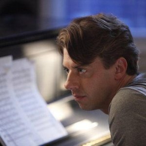 Christian Borle nel ruolo del musicista Tom Levitt nell'episodio Alchimie di Smash