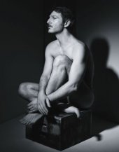 Ernesto Alterio nudo in una foto promo de La montaña rusa