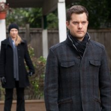 Fringe: Anna Torv e Joshua Jackson in una scena dell'episodio Making Angels