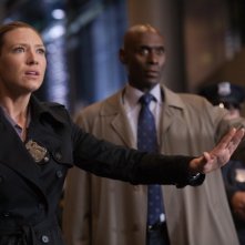 Fringe: Anna Torv e Lance Reddick in una scena dell'episodio Forced Perspective