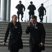 Fringe: Anna Torv e Seth Gabel in una scena dell'episodio Forced Perspective