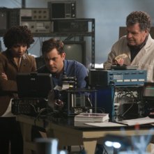 Fringe: Jasika Nicole, Joshua Jackson e John Noble nell'episodio The End of All Things