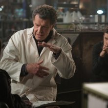 Fringe: John Noble e Joshua Jackson in una scena dell'episodio Forced Perspective