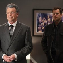 Fringe: Joshua Jackson e John Noble in una scena dell'episodio Enemy of My Enemy
