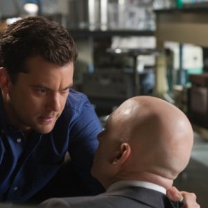 Fringe: Joshua Jackson e Michael Cerveris nell'episodio The End of All Things