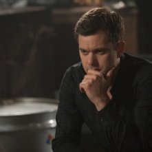 Fringe: Joshua Jackson in una scena dell'episodio Forced Perspective
