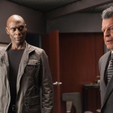 Fringe: Lance Reddick e John Noble in una scena dell'episodio Enemy of My Enemy
