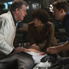 Fringe: Michael Cerveris con Jasika Nicole, Joshua Jackson e John Noble nell'episodio The End of All Things