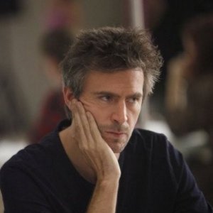Jack Davenport nel ruolo del coreografo Derek Wills nell'episodio Alchimie di Smash