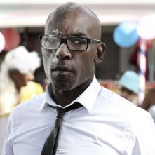 Lucien Jean-Baptiste con espressione corrucciata in 30° couleur