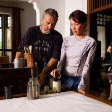 Michelle Yeoh insieme al regista Luc Besson sul set di The lady