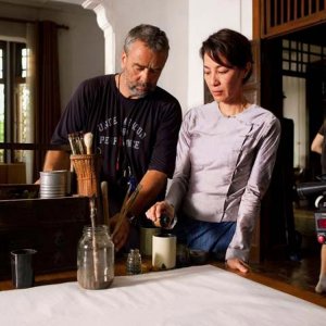 Michelle Yeoh insieme al regista Luc Besson sul set di The lady