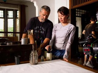 Michelle Yeoh insieme al regista Luc Besson sul set di The lady