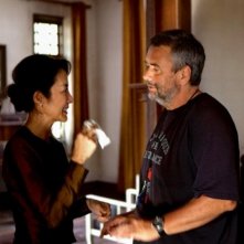 Michelle Yeoh sorride al regista Luc Besson sul set di The lady