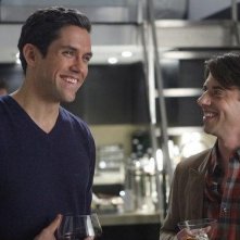 Smash: Neal Bledsoe nel ruolo di John Goodwin e Christian Borle in quello di Tom Levitt nell'episodio Alchimie