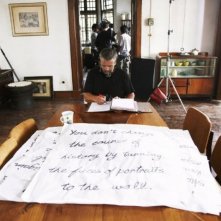 The Lady: il regista Luc Besson a tavolino studia le scene da girare