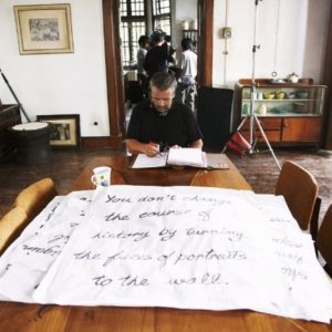 The Lady: il regista Luc Besson a tavolino studia le scene da girare