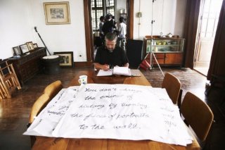 The Lady: il regista Luc Besson a tavolino studia le scene da girare