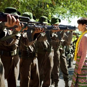 The Lady: Michelle Yeoh in una suggestiva scena del film nei panni di Aung San Suu Kyi