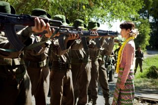 The Lady: Michelle Yeoh in una suggestiva scena del film nei panni di Aung San Suu Kyi
