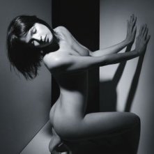 Verónica Sánchez nuda in una foto promo de La montaña rusa