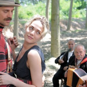 Fabio Fuclo e Laura Chiatti impegnati in un ballo in una scena del film tv di Rai Uno, Il sogno del maratoneta