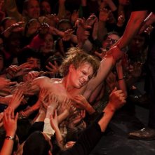 Jérémie Rénier si getta sul pubblico in una scena di CloClo