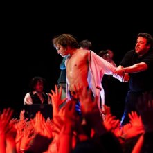 Jérémie Rénier si spoglia in una scena di CloClo