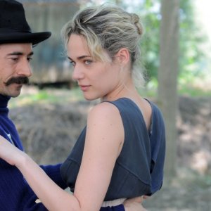 Luigi Lo Cascio e Laura Chiatti in una romantica scena del film tv di Rai Uno, Il sogno del maratoneta