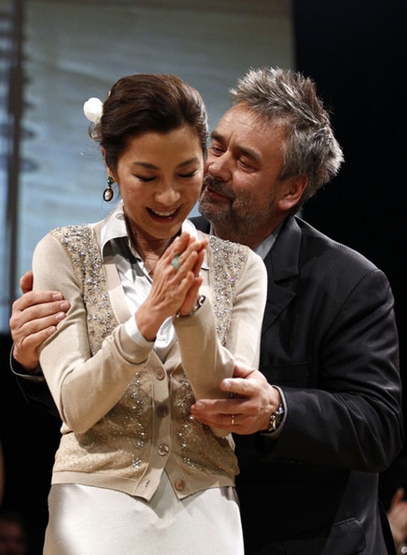 The Lady Luc Besson Abbraccia Una Commossa Michelle Yeoh Sul Palco Del Cinema For Peace Gala Alla 62 234762