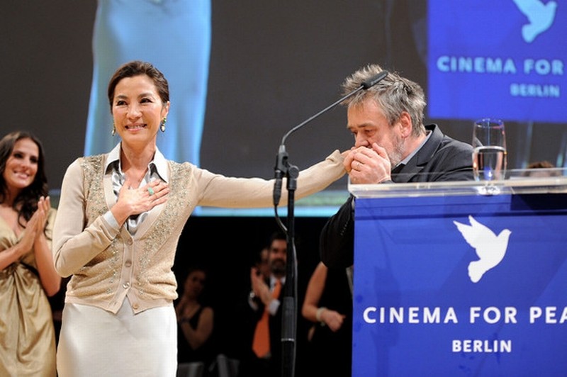 The Lady Luc Besson Bacia La Mano Di Michelle Yeoh Sul Palco Del Cinema For Peace Gala Durante La Be 234759