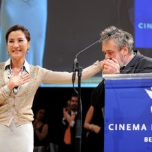 The Lady: Luc Besson bacia la mano di Michelle Yeoh sul palco del Cinema for Peace Gala durante la Berlinale 2012