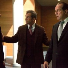 Viaggio in paradiso: Mel Gibson in una scena del film insieme a Peter Stormare e Scott Cohen