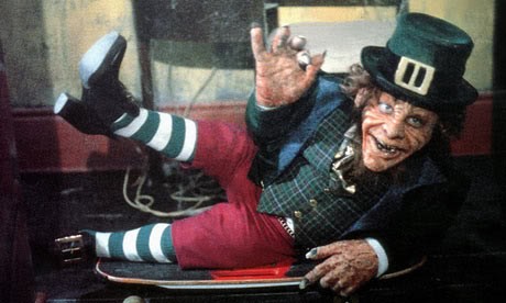 Warwick Davis in una scena del film Leprechaun