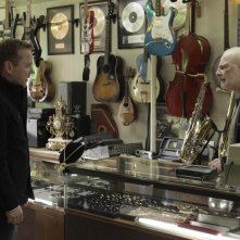 Kiefer Sutherland e la guest star Jude Ciccolella nel secondo episodio di Touch