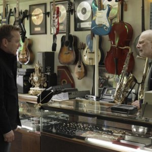 Kiefer Sutherland e la guest star Jude Ciccolella nel secondo episodio di Touch