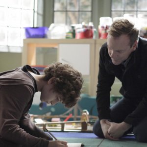 Touch: Kiefer Sutherland nel ruolo di Martin con il giovane David Mazouz nell'episodio 1+1=3