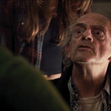 Christopher Lloyd in una scena di Piranha 3DD