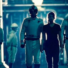 Jennifer Lawrence scortata dalle minacciose guardie di Hunger Games