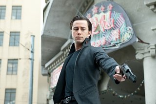 Joseph Gordon-Levitt pistolero in azione in Looper