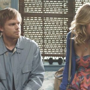 Michael C. Hall con Brie Larson in The Trouble with Bliss