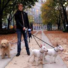 Emanuele Filiberto di Savoia è un dog sitter 'principiante' nel reality Il lavoro nobilita.